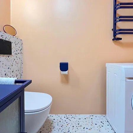 شقة Mid Modern
